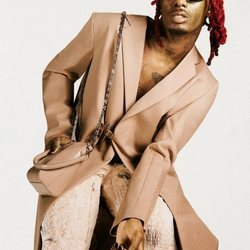 Playboi Carti con un total look crema en la campaña primavera/verano 2021 de Givenchy