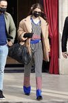 Bella Hadid con un look estampado a rayas en París