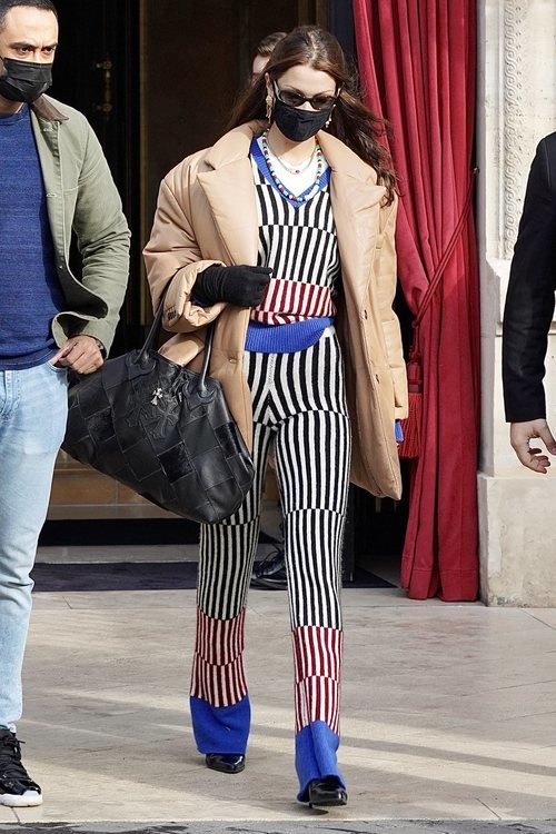 Bella Hadid con un look estampado a rayas en París