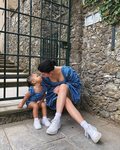 Kylie Jenner y Stormi con vestido azul fruncido durante unas vacaciones en Italia