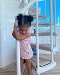 Stormi Webster con un vestido de Dior en color rosa y blanco