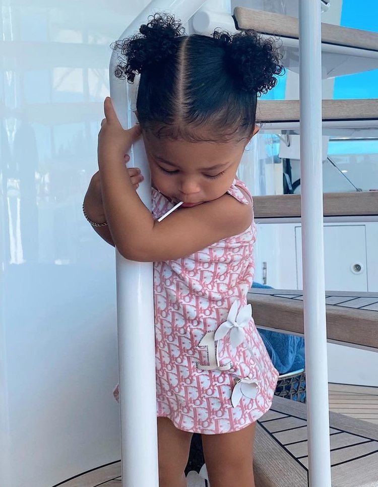 Stormi Webster con un vestido de Dior en color rosa y blanco