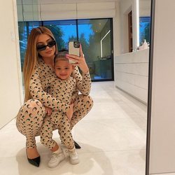 Kylie Jenner y Stormi con un mono con estampado de lunas de Marine Serre