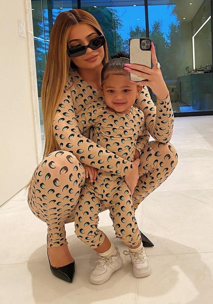 Kylie Jenner y Stormi con un mono con estampado de lunas de Marine Serre
