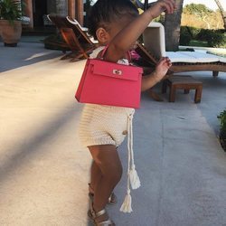 Stormi Webster con un bolso Birkin de Hermès