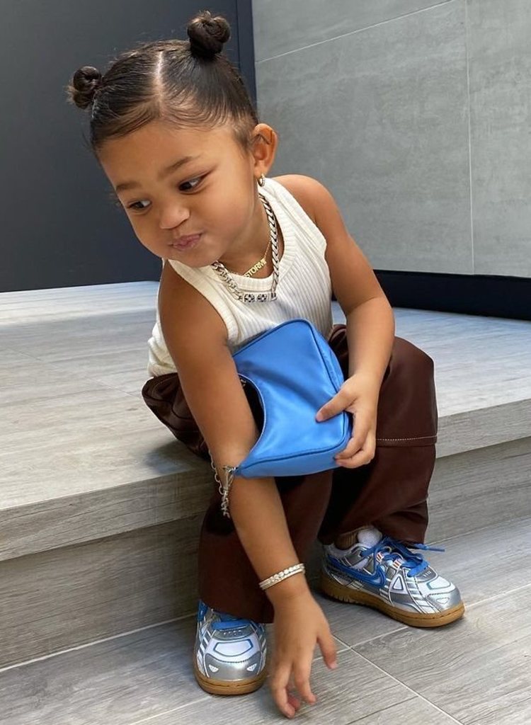 Stormi Webster con un bolso de Prada en azul celeste