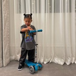 Stormi Webster con un look estilo rapero