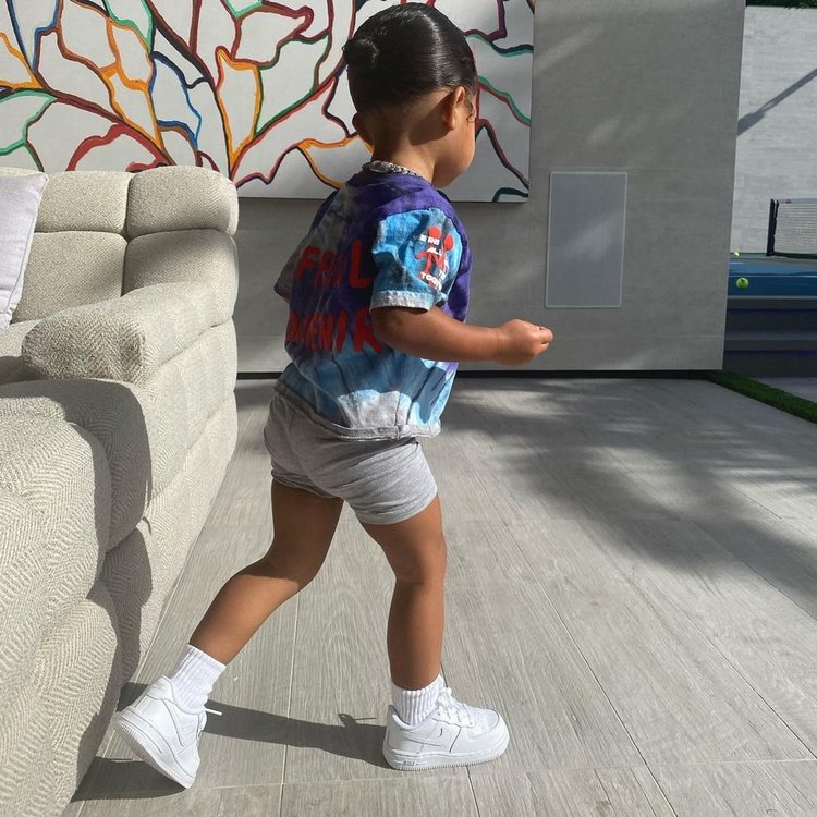 Stormi Webster con un look estilo deportivo con mallas y deportivas