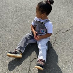 Stormi Webster con un look estilo urban con peto