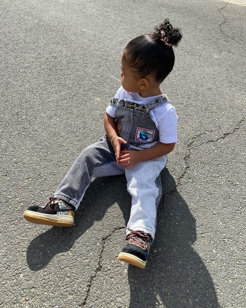 Stormi Webster con un look estilo urban con peto