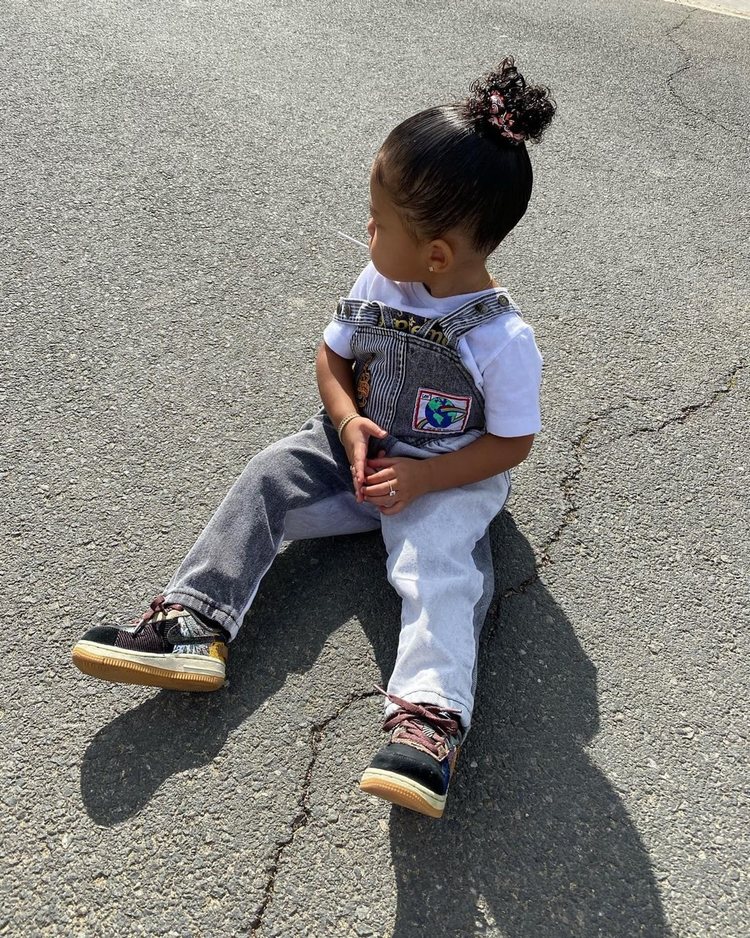 Stormi Webster con un look estilo urban con peto