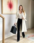 Helen Lindes con un look sencillo bicolor en negro y beige