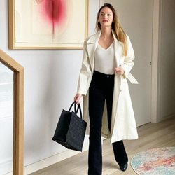 Helen Lindes con un look sencillo bicolor en negro y beige
