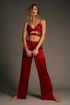 Conjuto de top y pantalones en satén rojo de la colección 'Love' de Zara