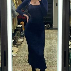 Kendall Jenner con un vestido ajustado azul marino de Jacquemus