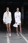 Bella Hadid y Kendall Jenner desfilando para Off White en su colección primvavera/verano 2019