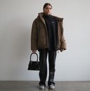 Gigi Vives con un look relajado en marrón y negro