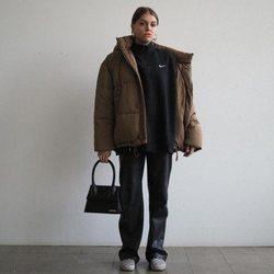 Gigi Vives con un look relajado en marrón y negro