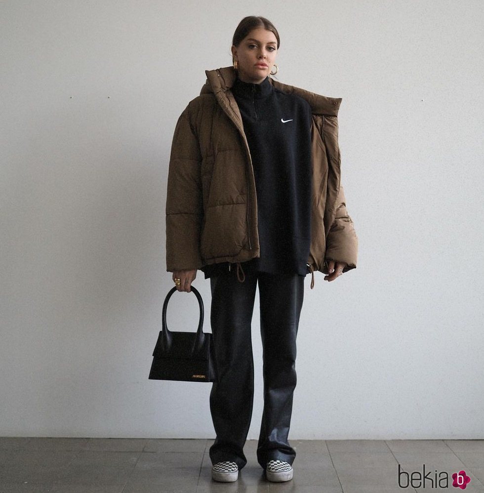 Gigi Vives con un look relajado en marrón y negro