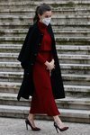 La Reina Letizia con un vestido burdeos de Massimo Dutti en la la Biblioteca Nacional de España