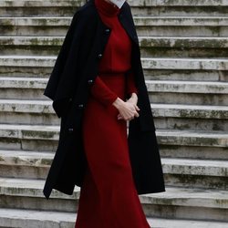 La Reina Letizia con un vestido burdeos de Massimo Dutti en la la Biblioteca Nacional de España