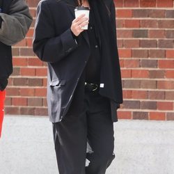 Emily Ratajkowski con un traje de su marido en la recta final de su embarazo
