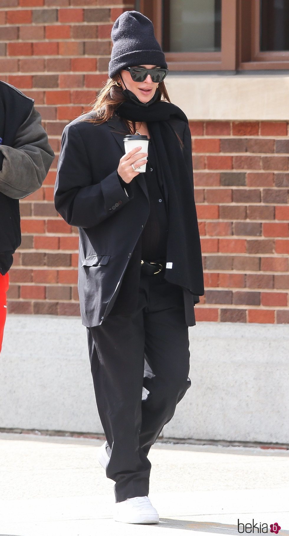Emily Ratajkowski con un traje de su marido en la recta final de su embarazo