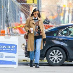 Irina Shayk apuesta por los rombos en un look casual por Nueva York
