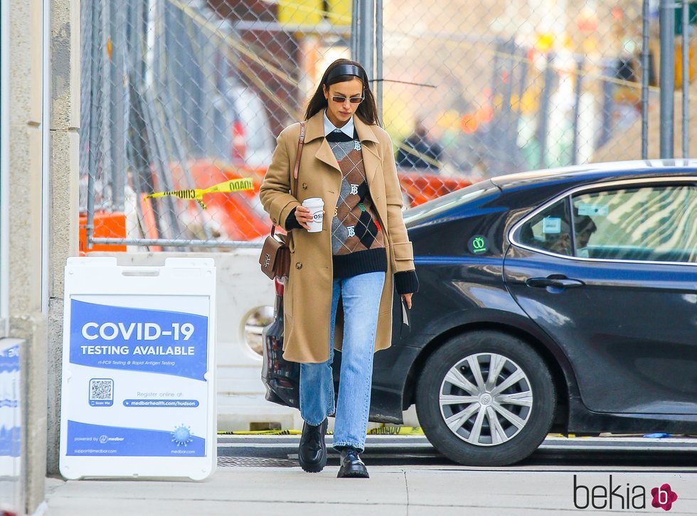 Irina Shayk apuesta por los rombos en un look casual por Nueva York