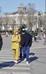 Hailey Bieber con un look monocromático en París