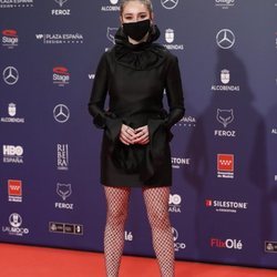 Paula Usero con un LBD de Encinar en la alfombra roja de los Premios Feroz 2021