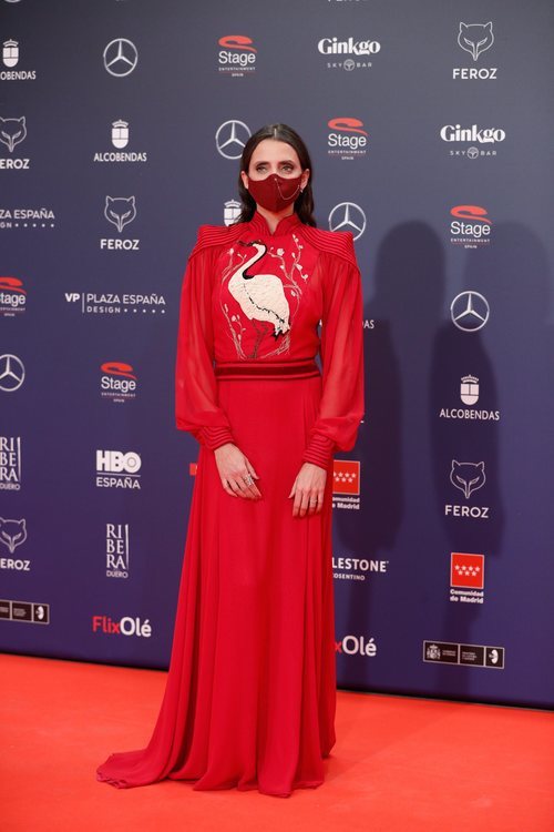 Macarena Gómez con un vestido de Teresa Helbig en la alfombra roja de los Premios Feroz 2021