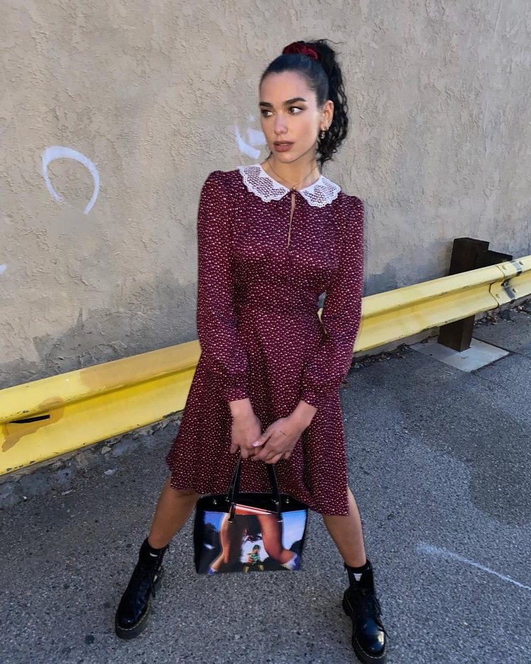 Dua Lipa con un vestido baby doll de Marc Jacobs