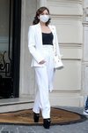 Lady Gaga con un traje blanco de Max Mara en Roma