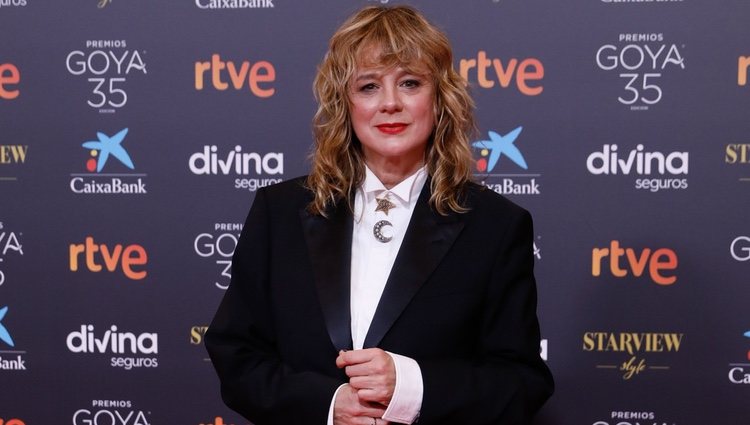 Emma Suárez con un traje de chaqueta en los Goya 2021