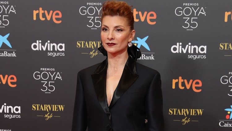 Najwa Nimri con un traje de chaqueta original en los Goya 2021