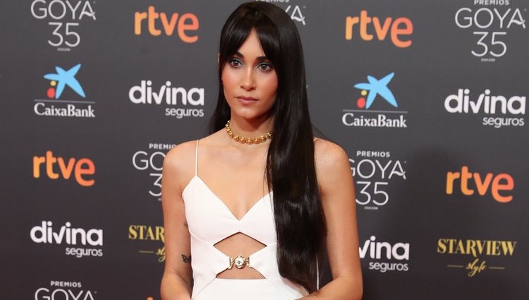 Aitana Ocaña con un vestido blanco con aberturas en los Goya 2021