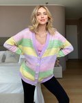 Chiara Ferragni con una cárdigan arcoíris en tonos pastel