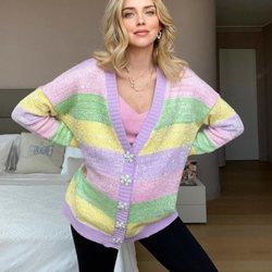 Chiara Ferragni con una cárdigan arcoíris en tonos pastel