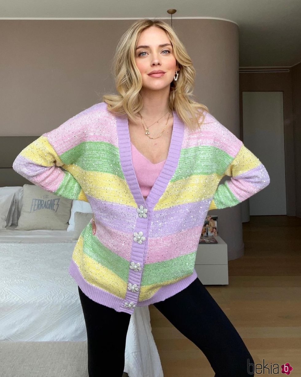 Chiara Ferragni con una cárdigan arcoíris en tonos pastel