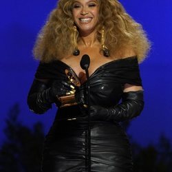 Beyoncé de Schiaparelli en los Grammy 2021