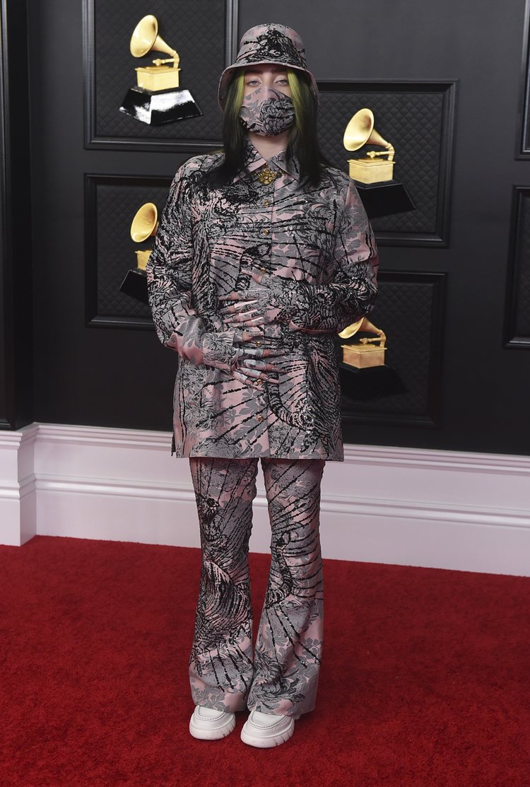 Billie Eilish de Gucci en los Grammy 2021