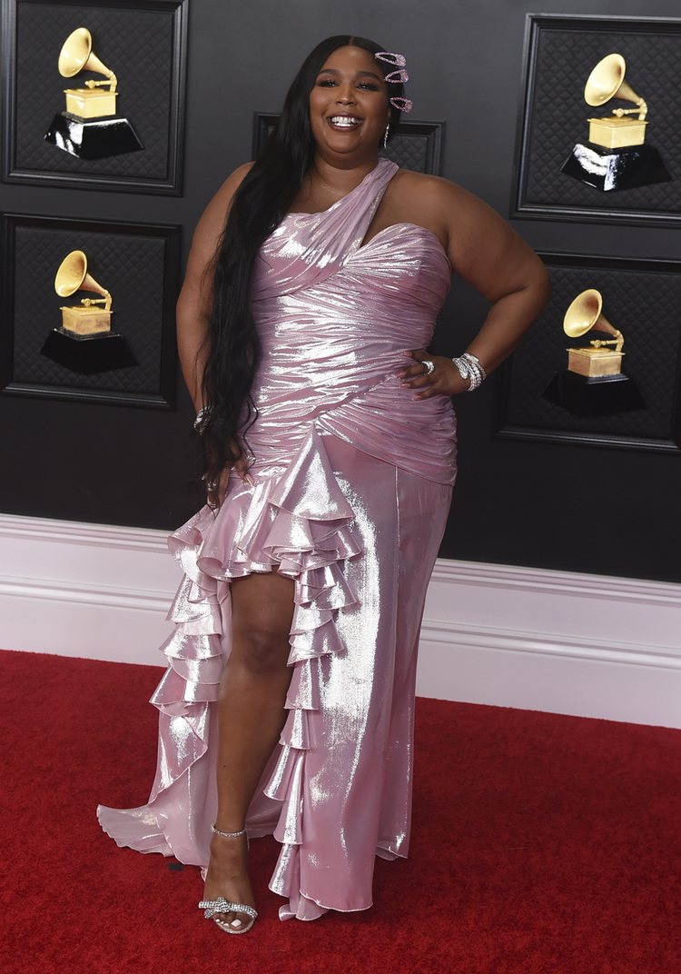 Lizzo de Balmain en los Grammy 2021