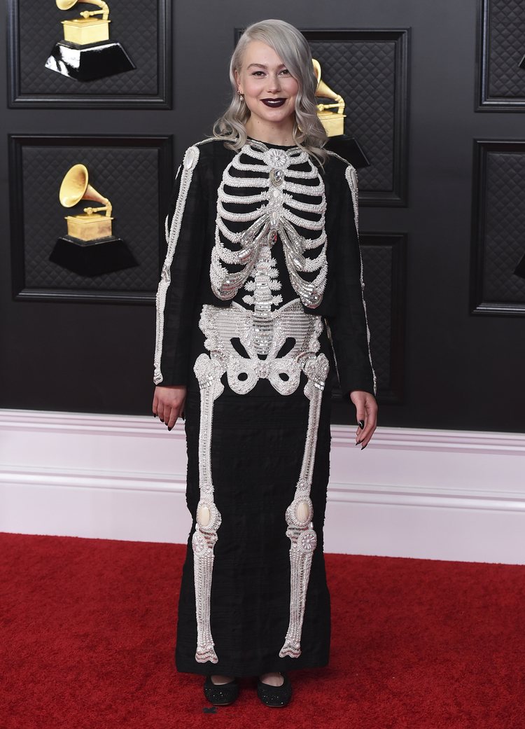 Phobe Bridgers de Thom Browne en los Grammy 2021