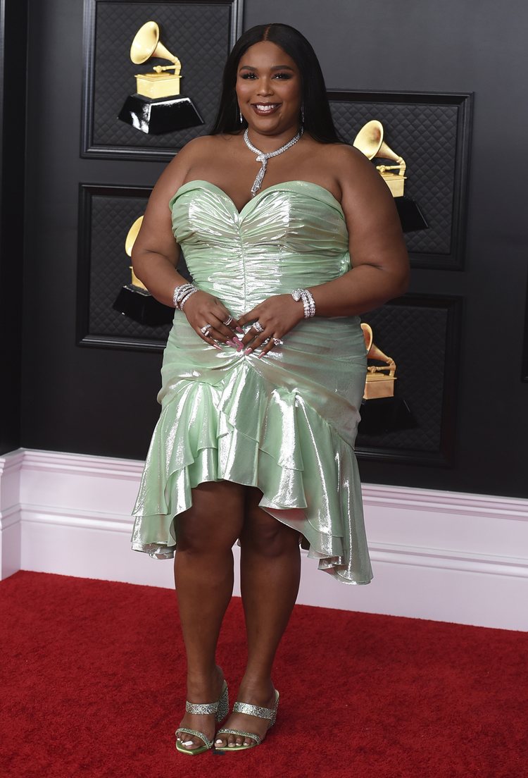 Lizzo con un segundo vestido de Balmain