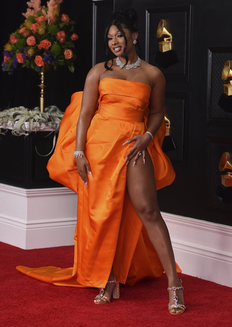 Megan Thee Stallion de Dolce & Gabbana en los Grammy 2021