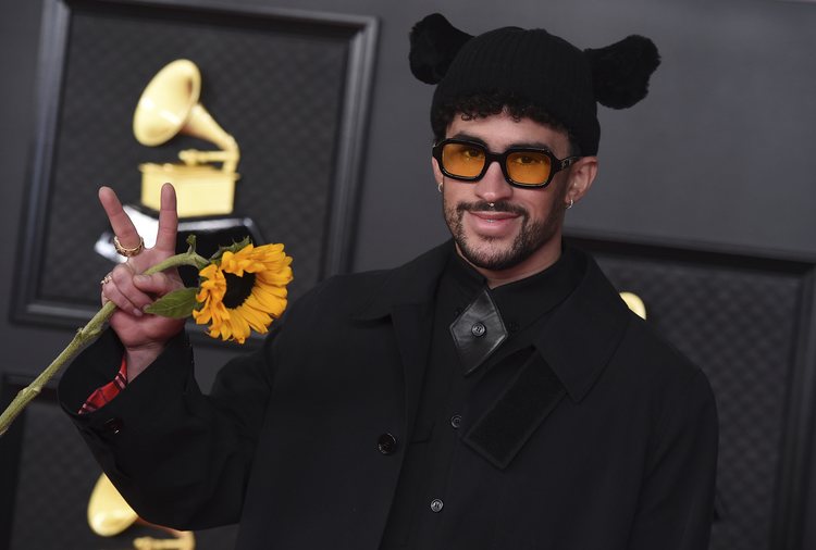 Bad Bunny de Burberry en los Grammy 2021