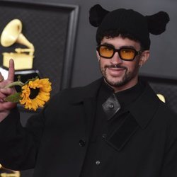 Bad Bunny de Burberry en los Grammy 2021