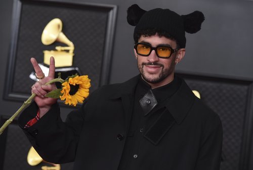 Bad Bunny de Burberry en los Grammy 2021