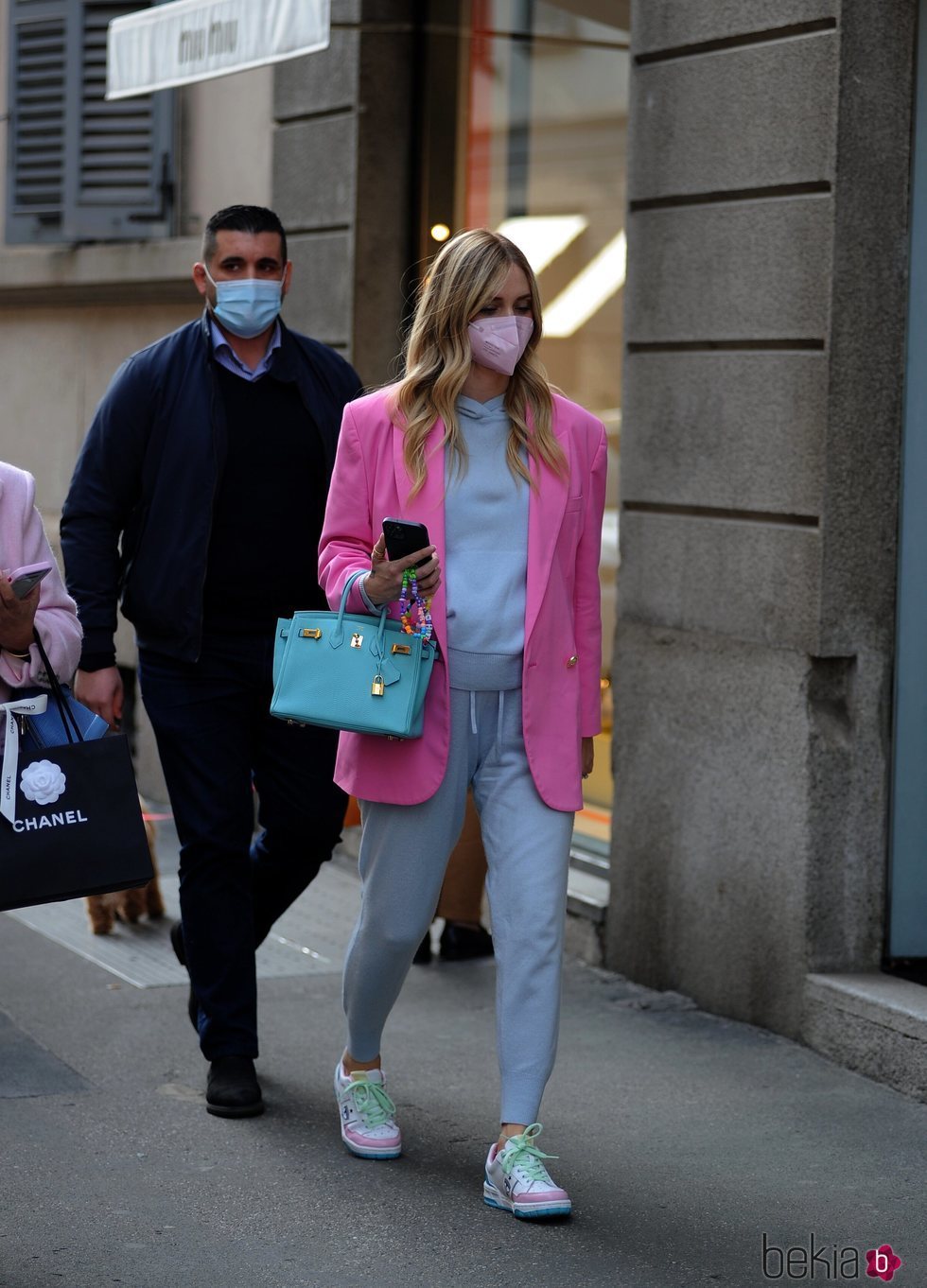 Chiarra Ferragni con un look sporty de Chiara Ferragni Collections en Milán